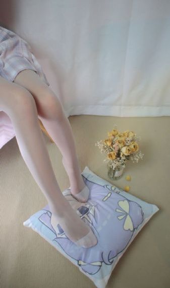 女人脱了内裤趴开腿让男躁动态图